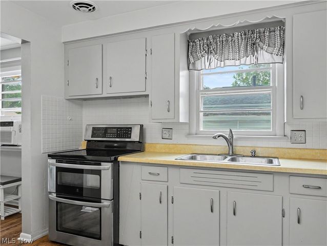 1140 Valley Drive NW, North Canton, OH 44720