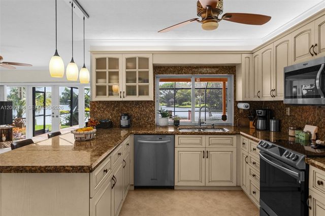 424 Sailboat Circle, Weston, FL 33326