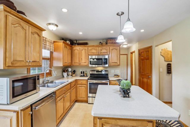 652 Fairway Circle, Jefferson, WI 53549