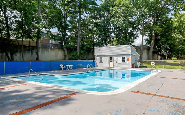 5 Louisburg Sq Apt 11, Nashua, NH 03060