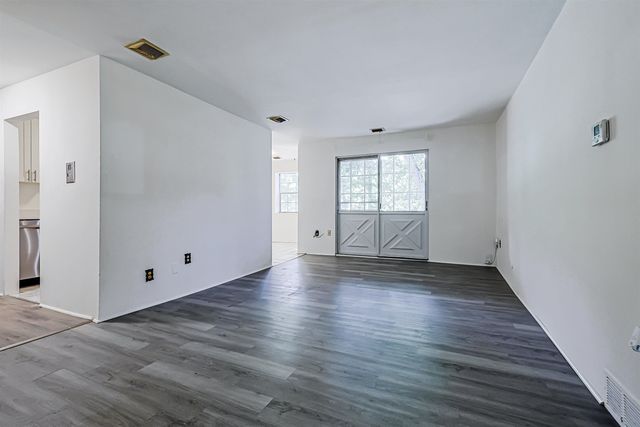 5 Louisburg Sq Apt 11, Nashua, NH 03060
