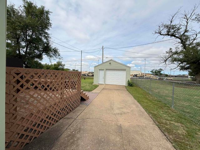 532 Montrose St., Salina, KS 67401