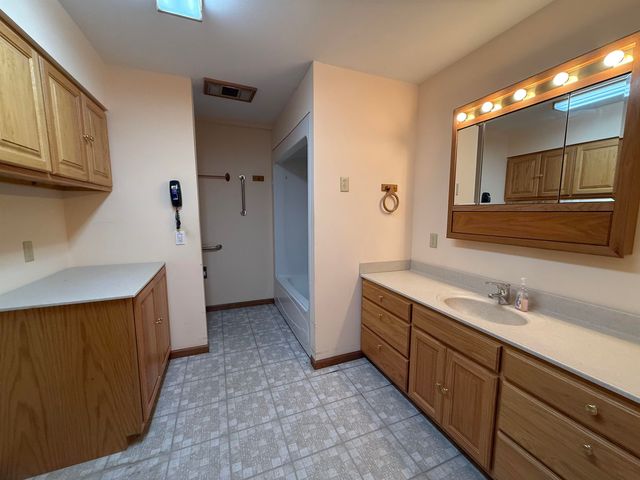 532 Montrose St., Salina, KS 67401