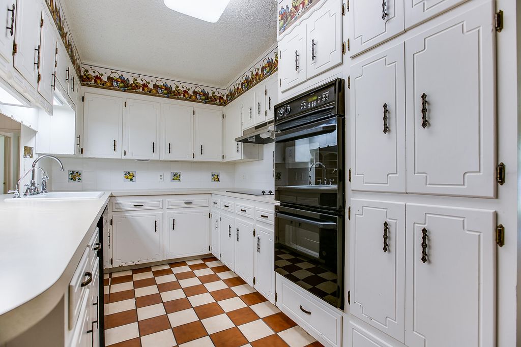 Image 18 of property listing at 2906 Briargrove Lane, San Angelo, TX 76904