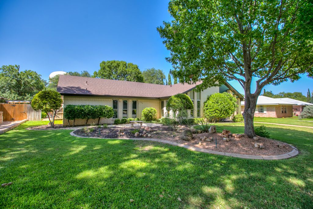 Image 4 of property listing at 2906 Briargrove Lane, San Angelo, TX 76904