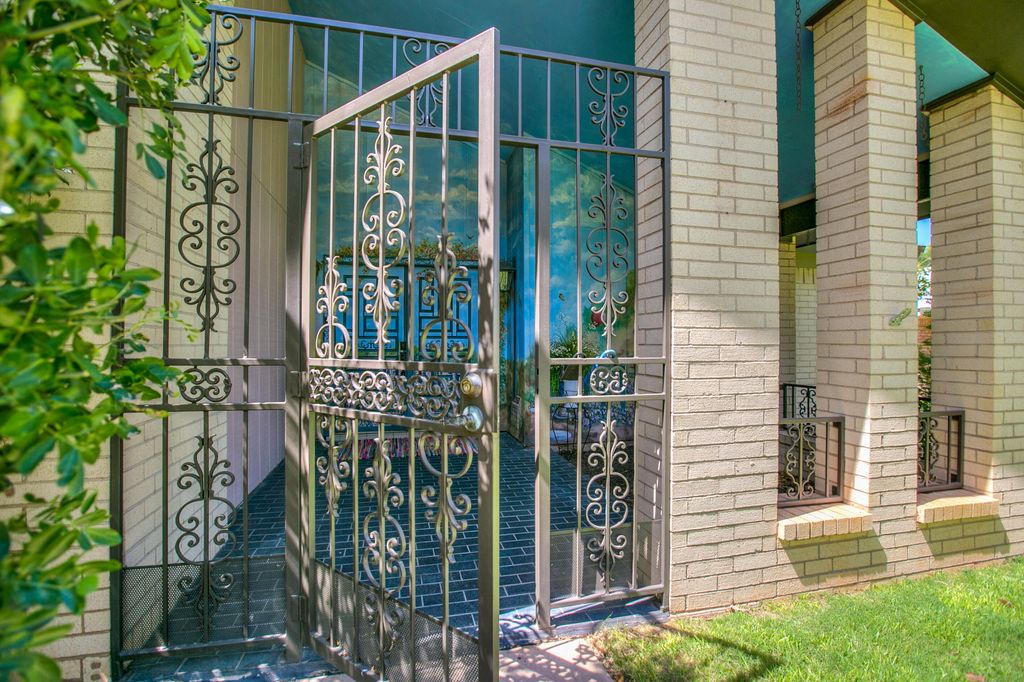 Image 8 of property listing at 2906 Briargrove Lane, San Angelo, TX 76904