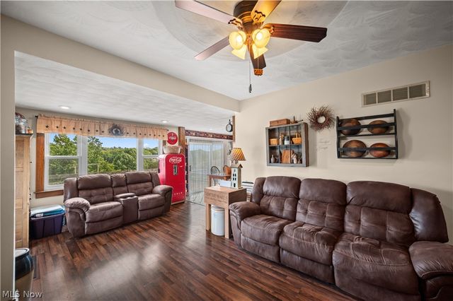 1811 Washington Boulevard, Belpre, OH 45714