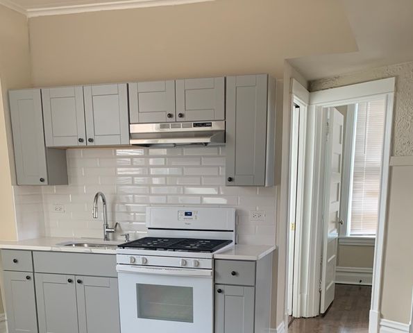 3707 W Augusta Boulevard 1R, Chicago, IL 60651