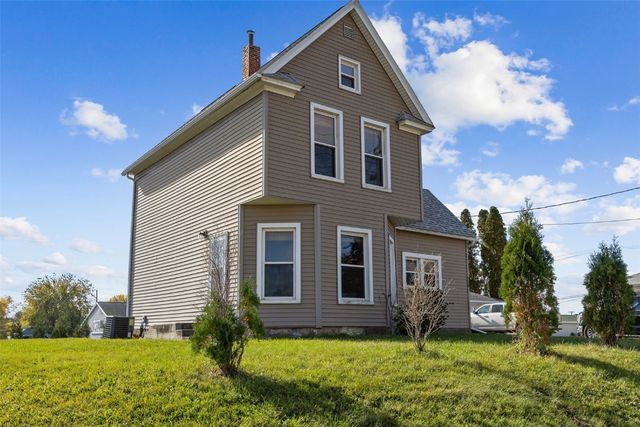 908 W 3rd, Vinton, IA 52349