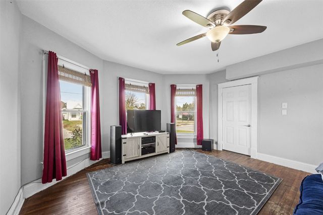 908 W 3rd, Vinton, IA 52349