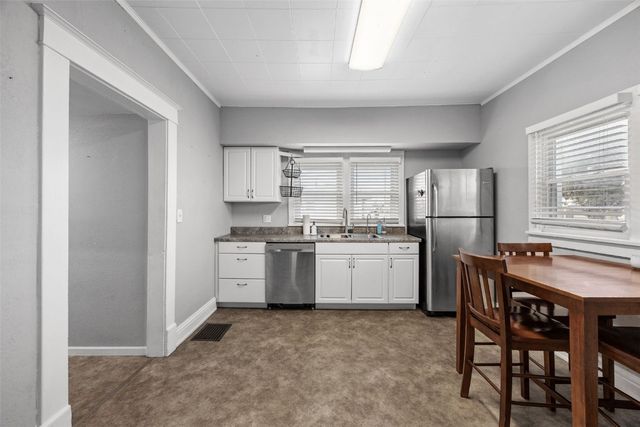 908 W 3rd, Vinton, IA 52349