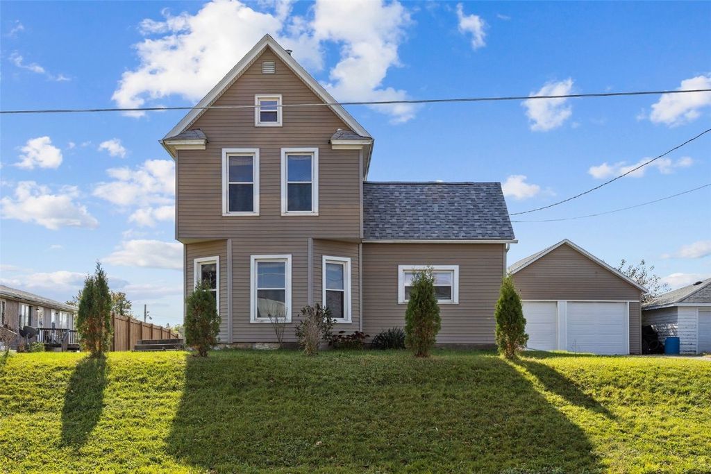 908 W 3rd, Vinton, IA 52349