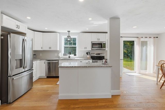 28 Ash St, Webster, MA 01570