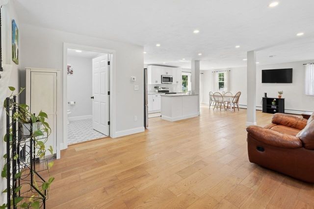 28 Ash St, Webster, MA 01570