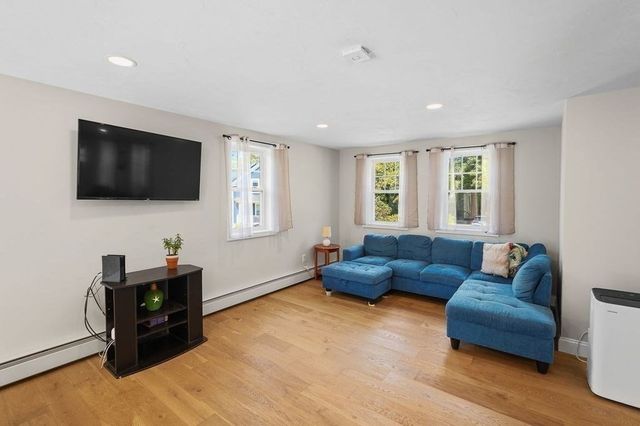 28 Ash St, Webster, MA 01570