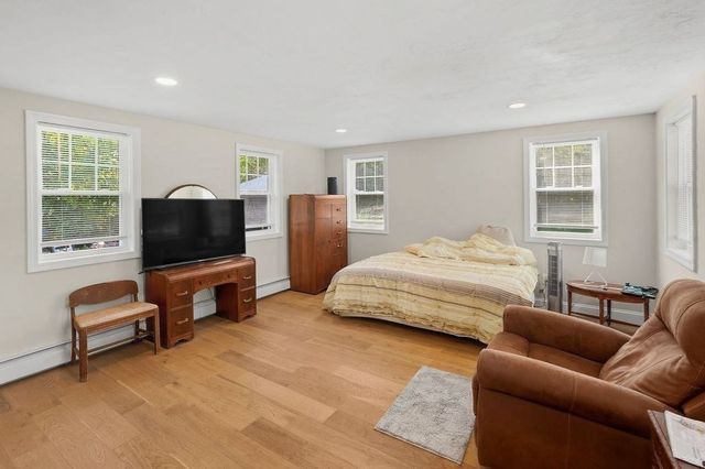 28 Ash St, Webster, MA 01570