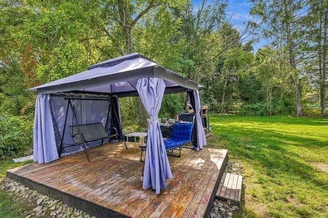 28 Ash St, Webster, MA 01570