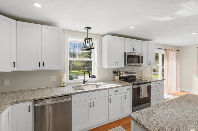 28 Ash St, Webster, MA 01570