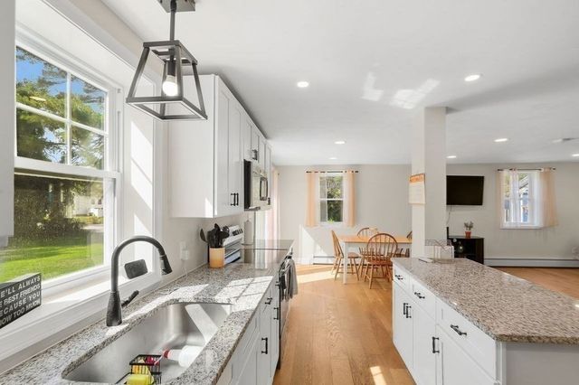 28 Ash St, Webster, MA 01570