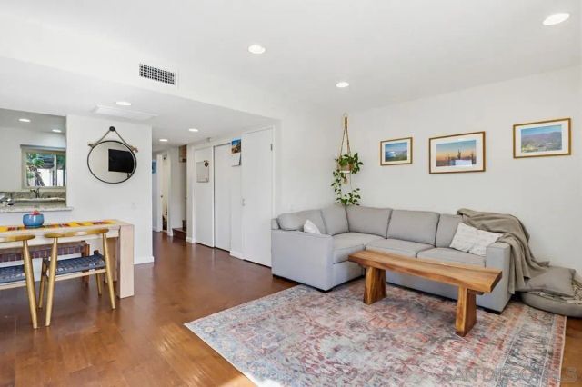 4202 Loma Riviera Ln, San Diego, CA 92110