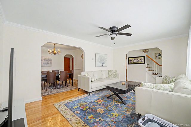 16 Elton Road, Stewart Manor, NY 11530