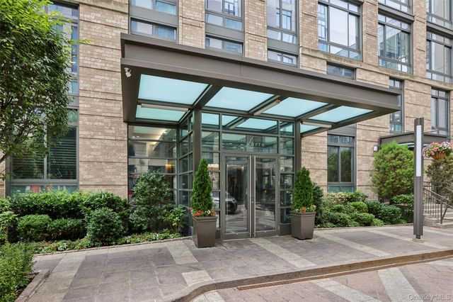 25 City Place 6C, White Plains, NY 10601