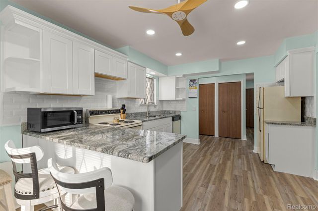 3376 Heritage Parkway, Dearborn, MI 48124