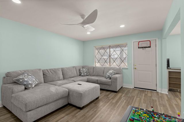 3376 Heritage Parkway, Dearborn, MI 48124