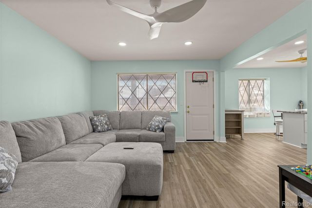 3376 Heritage Parkway, Dearborn, MI 48124