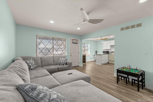 3376 Heritage Parkway, Dearborn, MI 48124