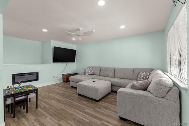 3376 Heritage Parkway, Dearborn, MI 48124