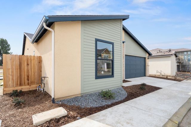 1049 Madrid Avenue N, Tulare, CA 93274