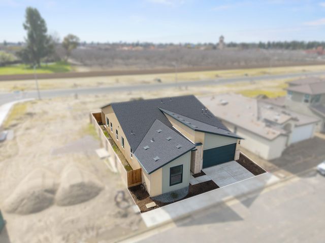 1049 Madrid Avenue N, Tulare, CA 93274