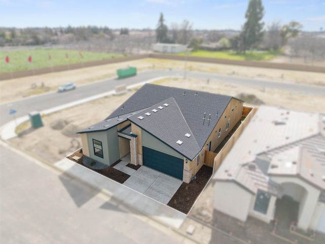 1049 Madrid Avenue N, Tulare, CA 93274