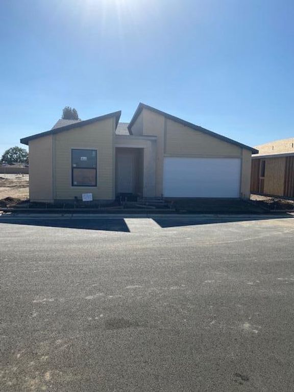 1049 Madrid Avenue N, Tulare, CA 93274