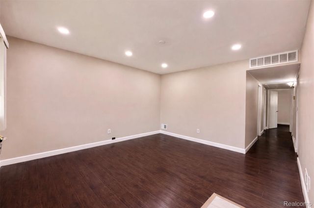 17245 Ivanhoe Street, Roseville, MI 48066