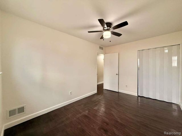 17245 Ivanhoe Street, Roseville, MI 48066