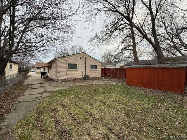 17245 Ivanhoe Street, Roseville, MI 48066