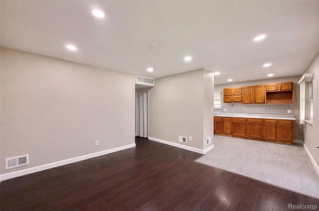 17245 Ivanhoe Street, Roseville, MI 48066