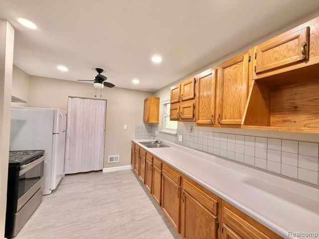 17245 Ivanhoe Street, Roseville, MI 48066