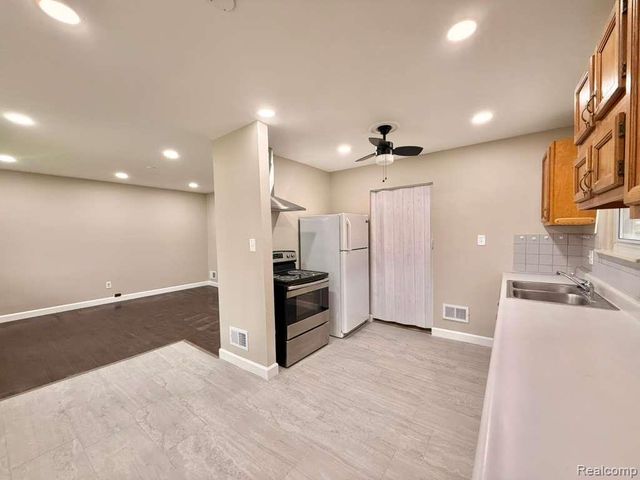 17245 Ivanhoe Street, Roseville, MI 48066