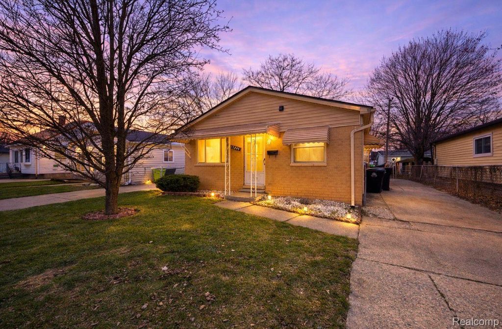 17245 Ivanhoe Street, Roseville, MI 48066