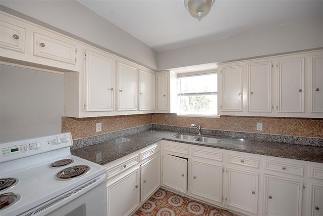 1211 1st Avenue N, Texas City, TX 77590