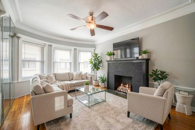 945 E Hyde Park Boulevard 2, Chicago, IL 60615