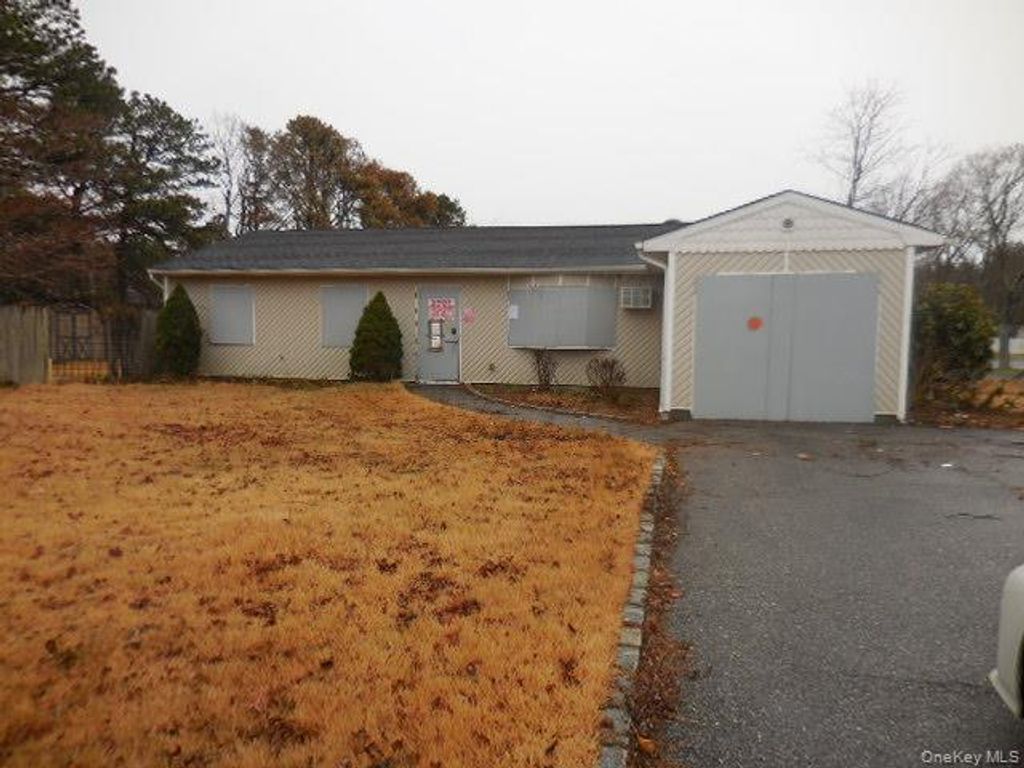 2 Hollow Street, Bellport, NY 11713