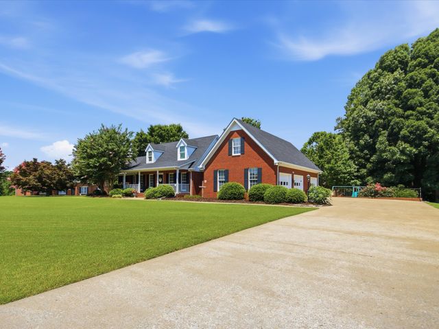 4 Derby Dr, Fayetteville, TN 37334