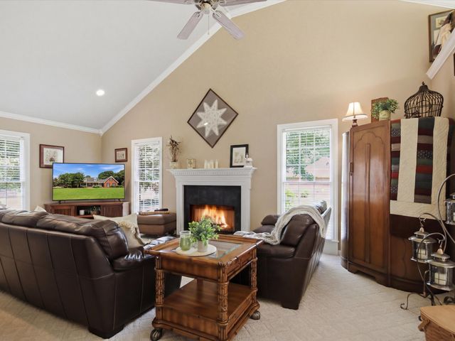 4 Derby Dr, Fayetteville, TN 37334