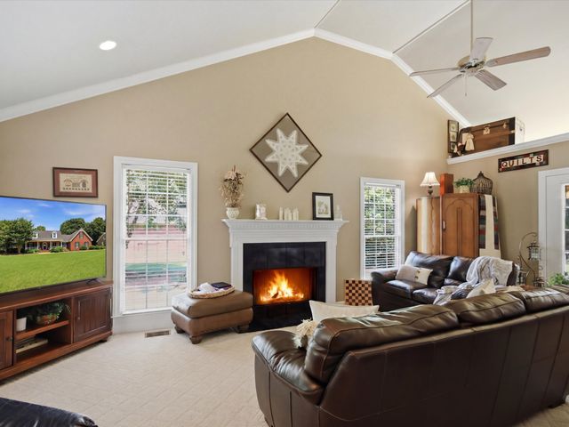 4 Derby Dr, Fayetteville, TN 37334