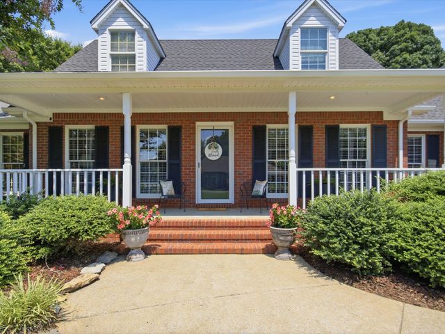 4 Derby Dr, Fayetteville, TN 37334