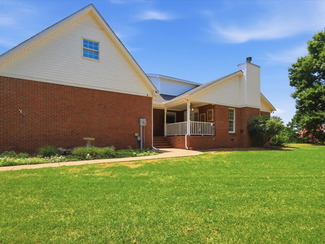 4 Derby Dr, Fayetteville, TN 37334